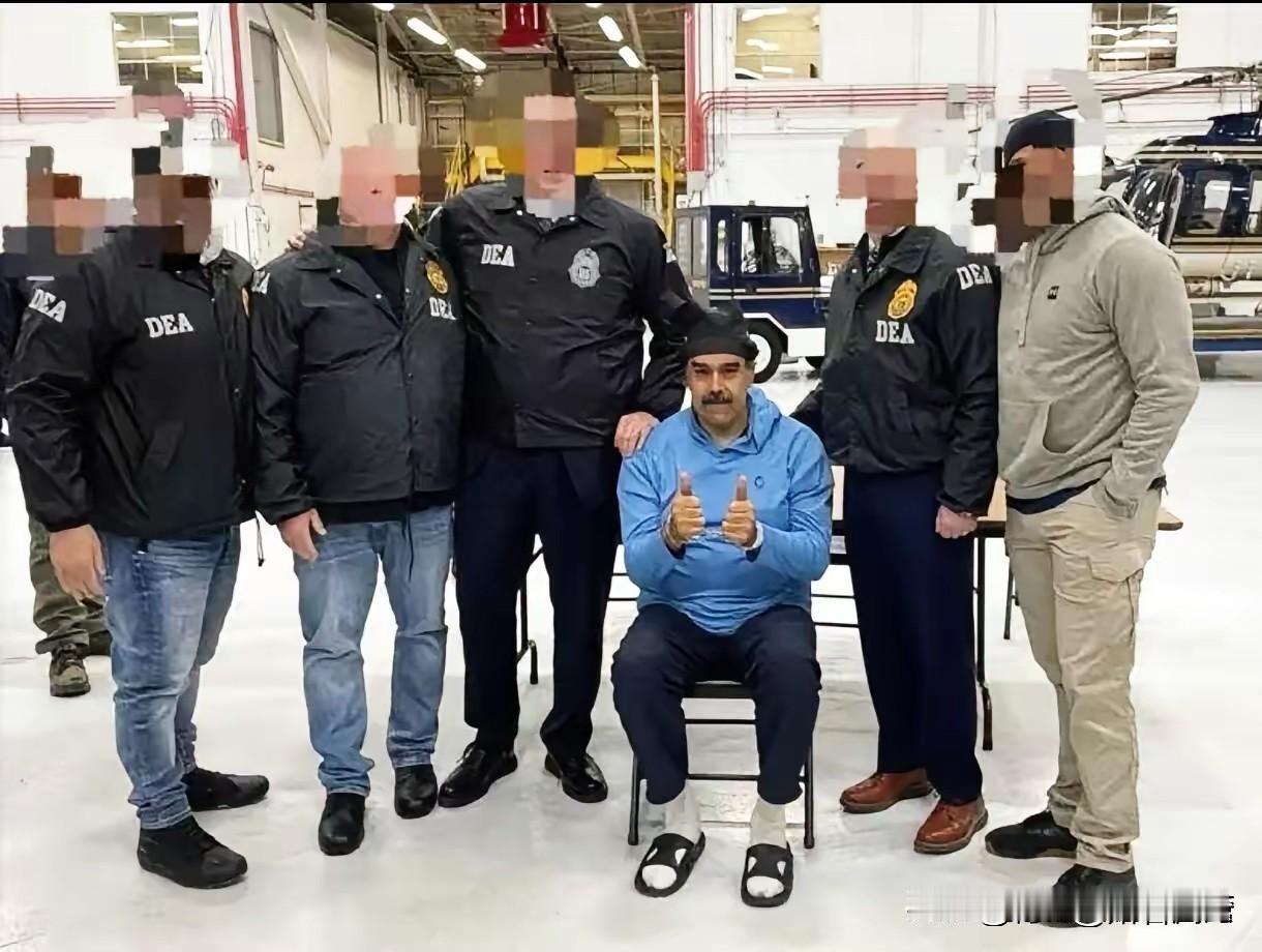 看到这张相片，心里五味杂陈！
他现在身处险境，却泰然自若，无所畏惧！脸上看不到一