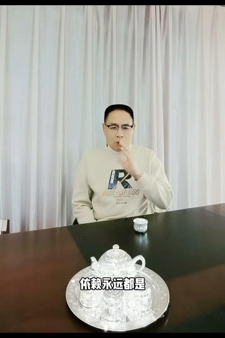 貌似很独立，其实在依赖中受过伤。
有些看起来貌似独立、冷峻的人，其实内心充满了对