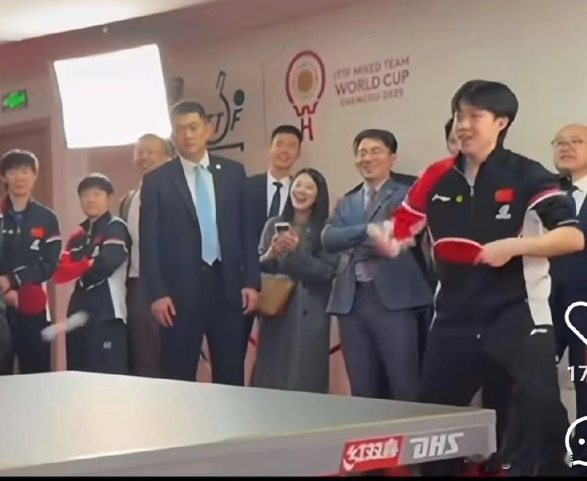 马克龙也是打上混双了，对面还是王楚钦和孙颖莎，这个画面真的很暖啊。

马克龙也来