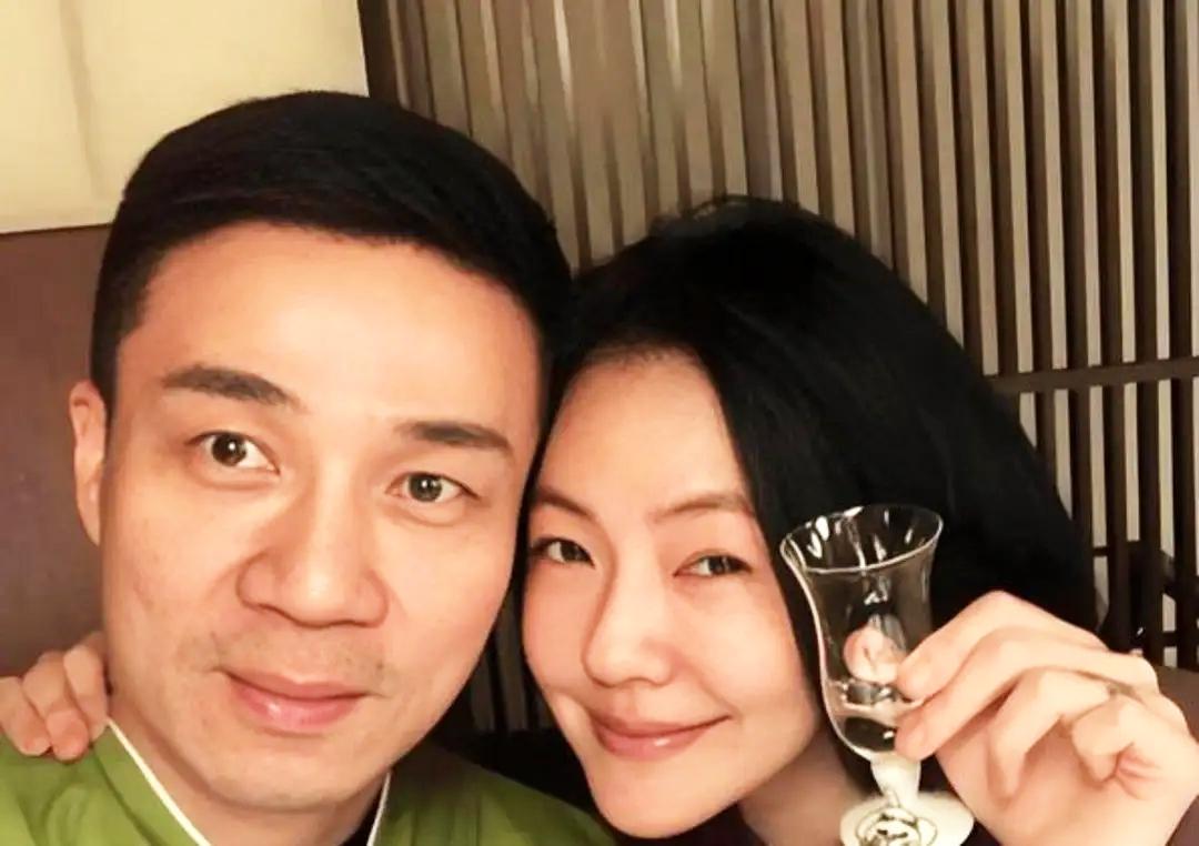 小S当街崩溃失声痛哭被助理架走，许雅钧体面尽失
近日，小S结束综艺录制后聚餐醉酒