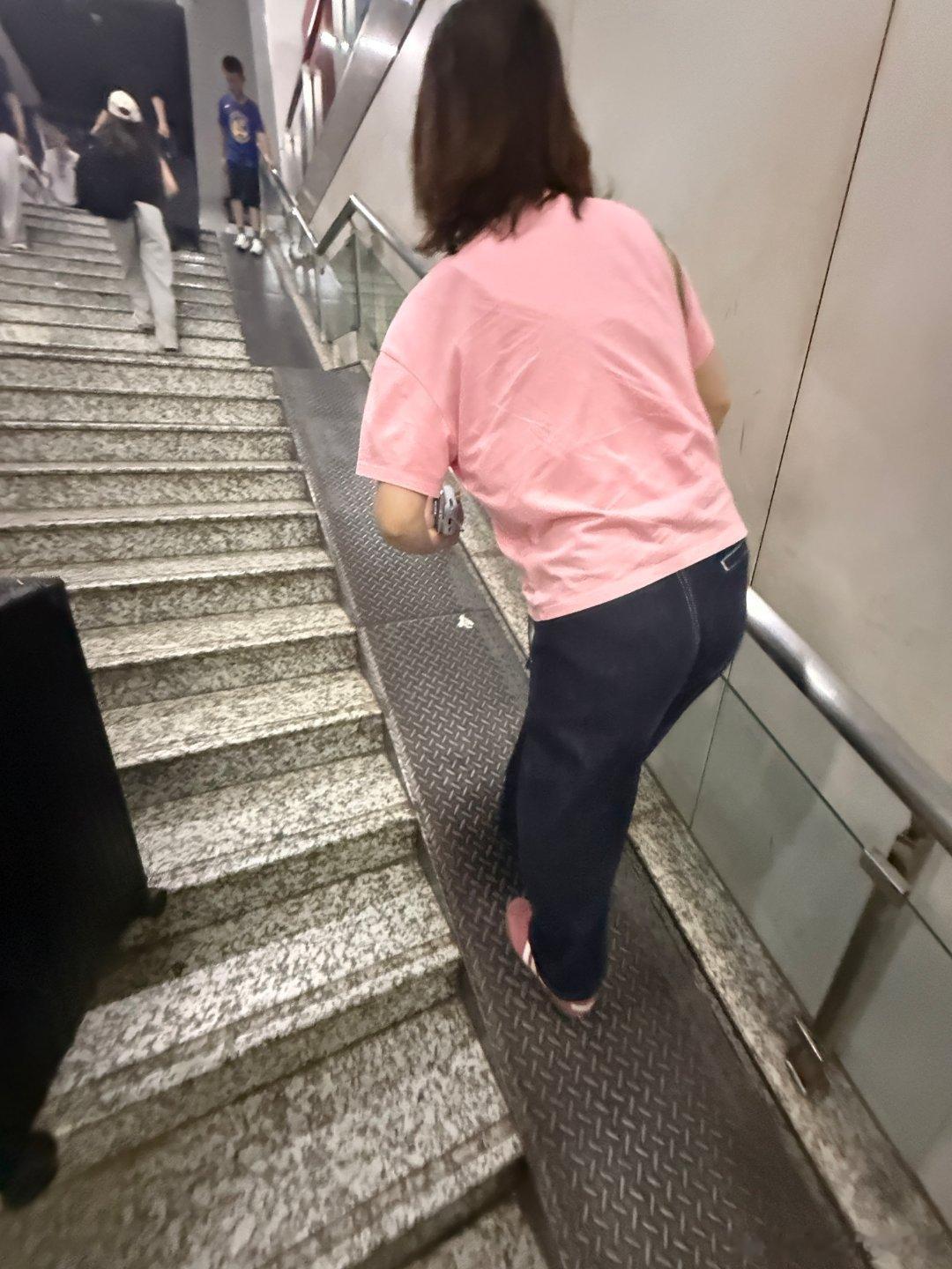 二妹这个拍照技术。。应该被抓进去！ 