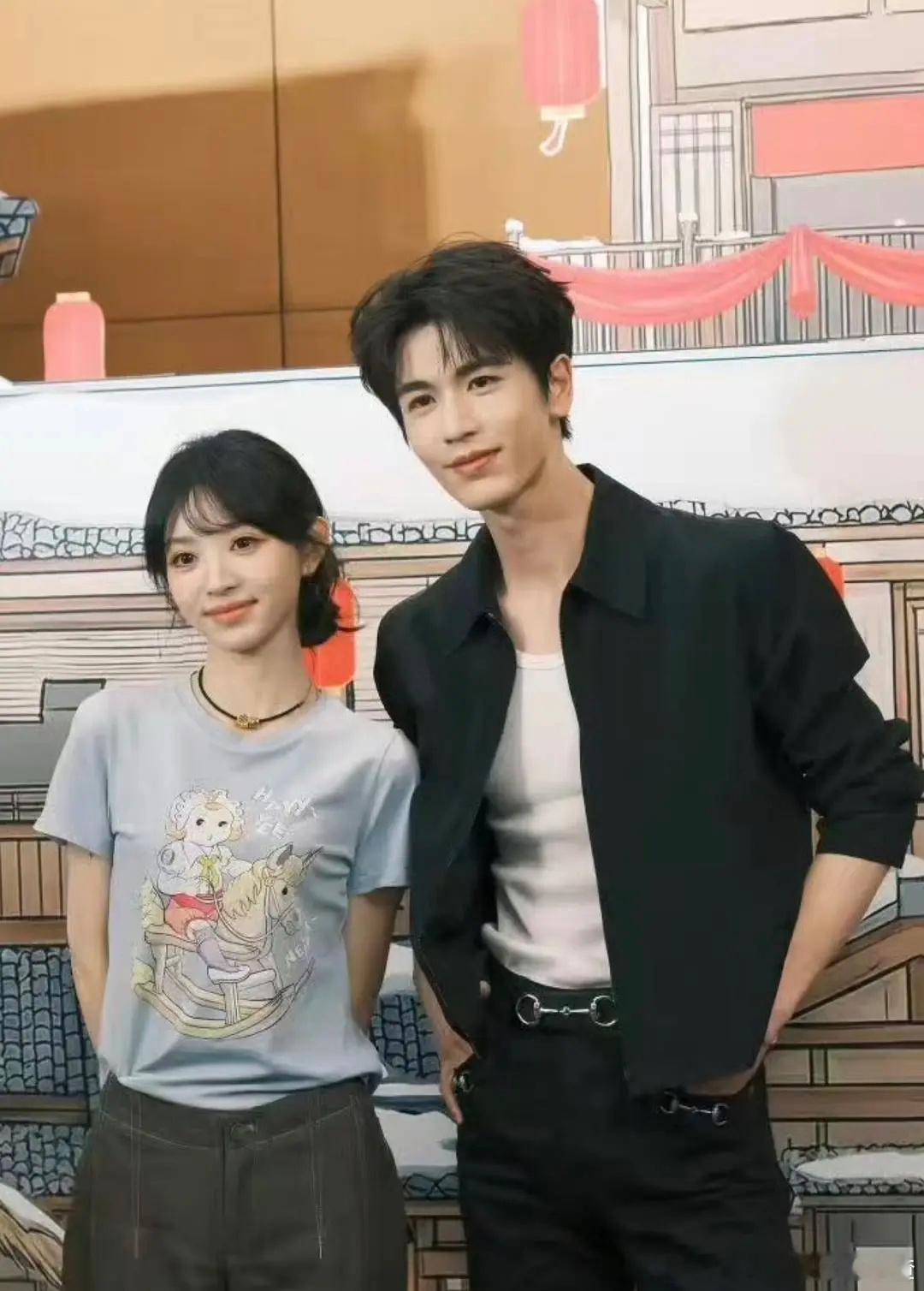 张凌赫田曦薇逐玉庆功宴合照来了 