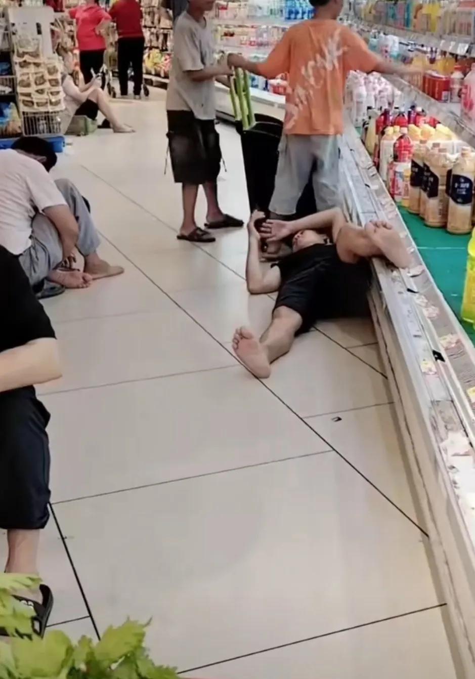 超市倒了八辈子霉，客人进不来，蹭空调的闲人却满地都是！
一到夏天，一群老人就跑到