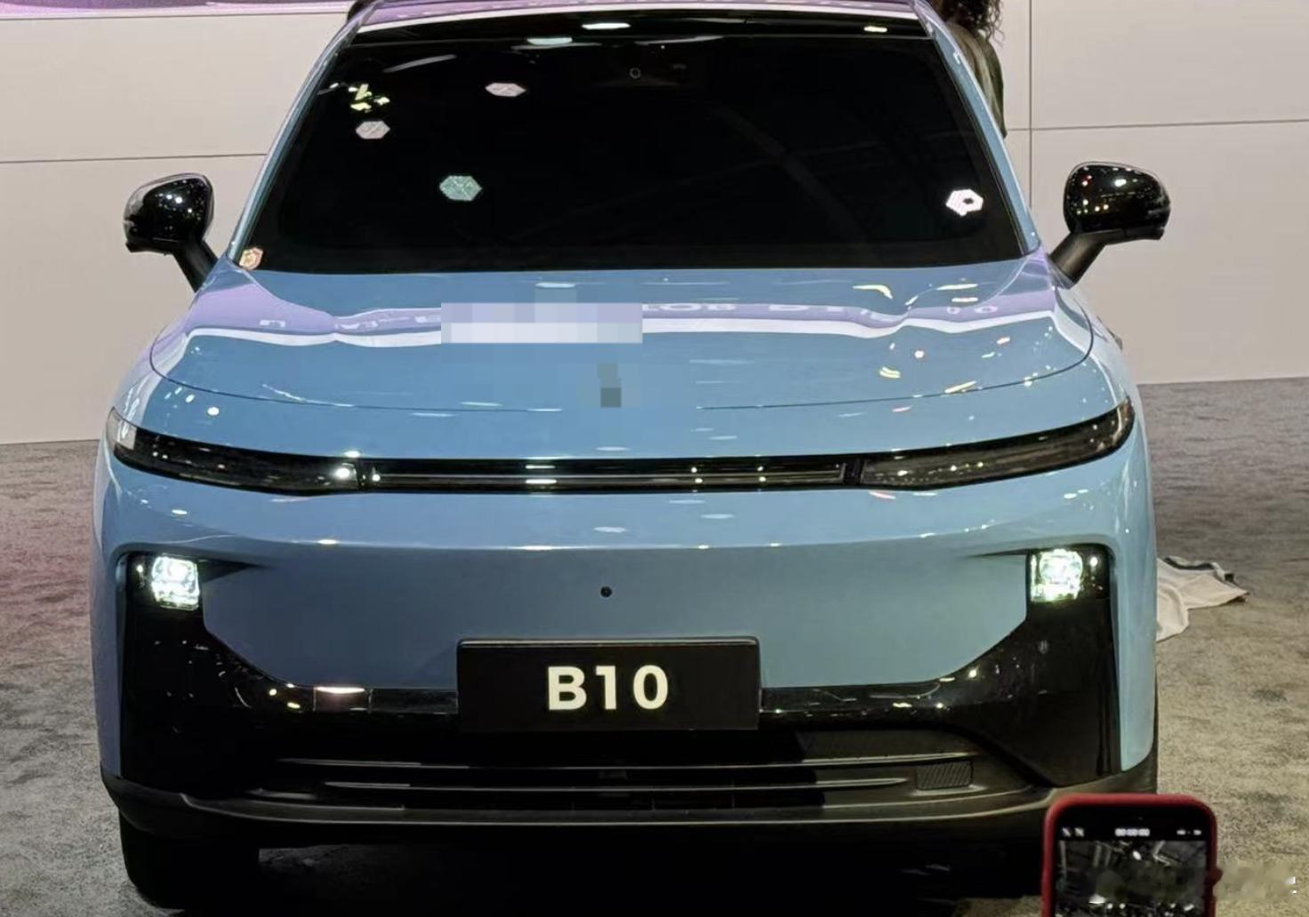 零跑 B10 正式全球首发。除了 B10 之外，零跑 2025 年将发布另外两款