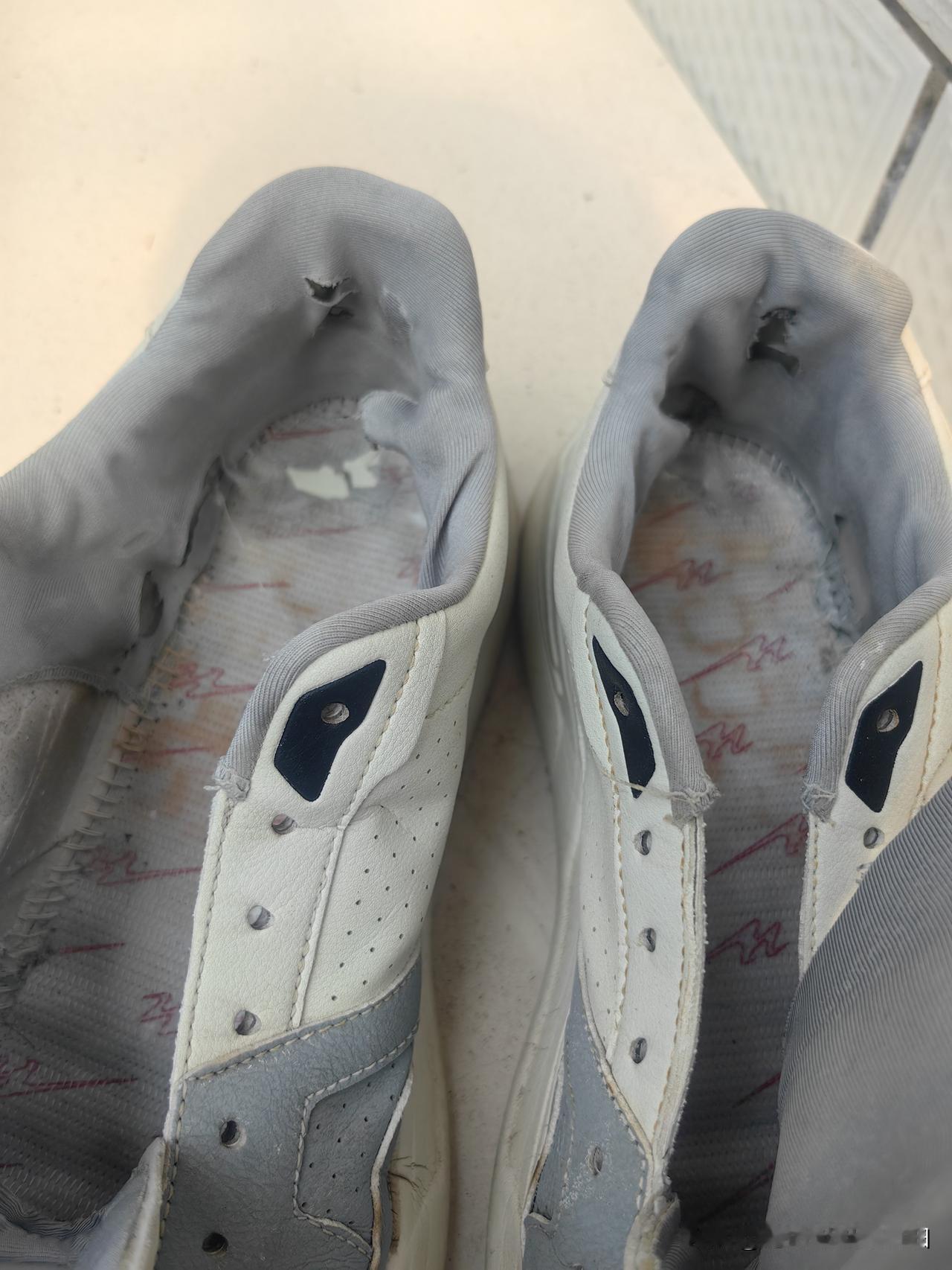 虚岁19岁的儿子说让我拿上这双鞋去补鞋那里给他补一补，我说这咋的补？儿子说让补鞋