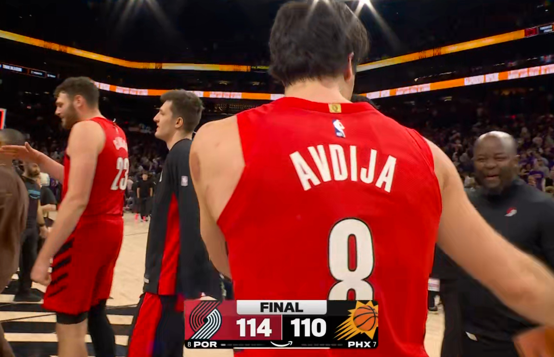 太戏剧性了，风雪哥三分不中，乱战中开拓者拿到球扣篮终结比赛，阿夫迪亚让全世界认识