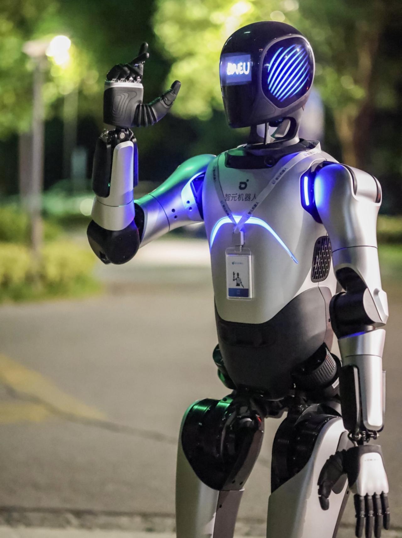 人形机器人已然能够替代人类进行平板电脑测试。

以往人工测试时，测试员需长时间反