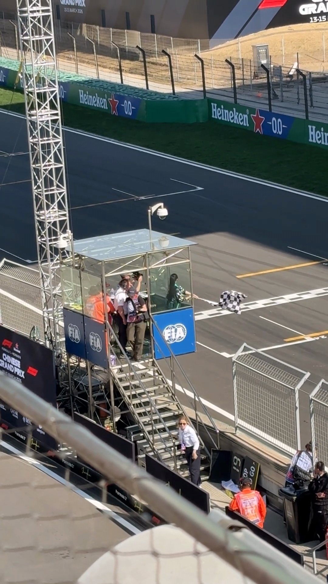 关晓彤为F1学院正赛挥旗上海F1偶遇关晓彤，是官方邀请的吧！还为F1学院正赛挥旗