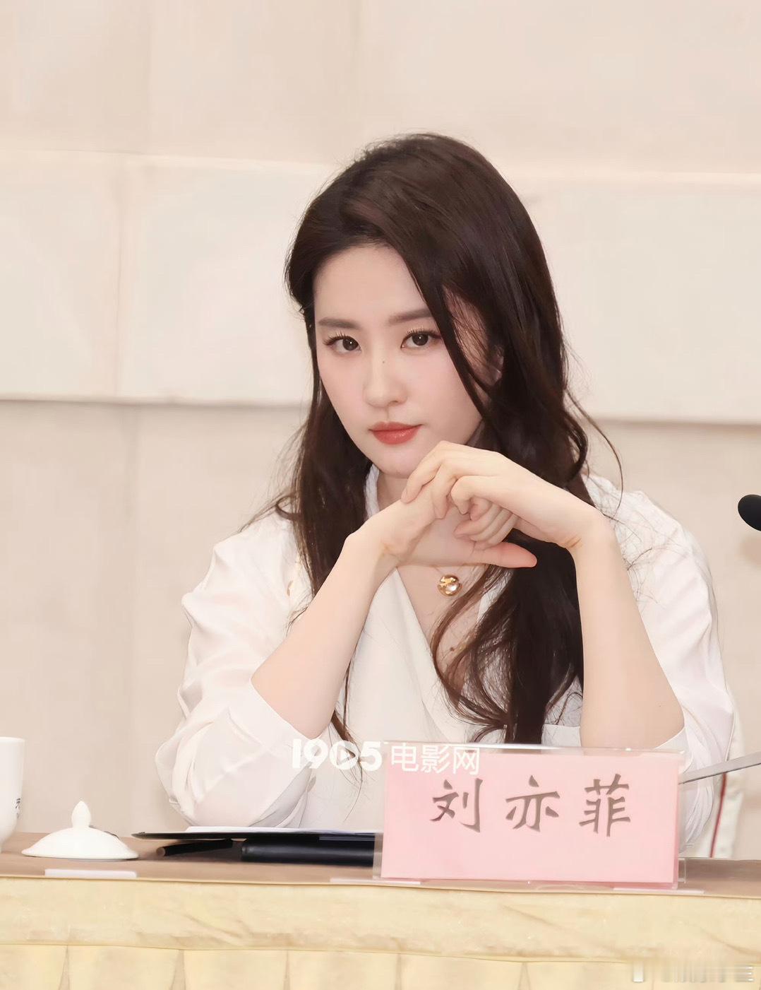 刘亦菲这青年干部形象跃然屏上[羞嗒嗒] ​​​