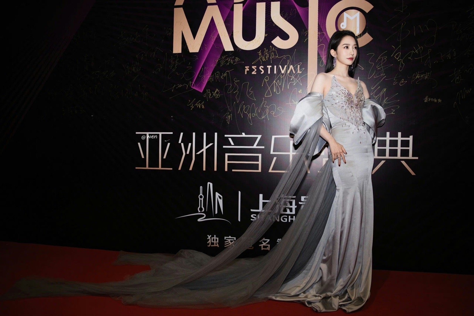 #孟美岐 年度最具突破女歌手#得奖就是肯定，有奖拿就是好！支持孟美岐继续做自己喜