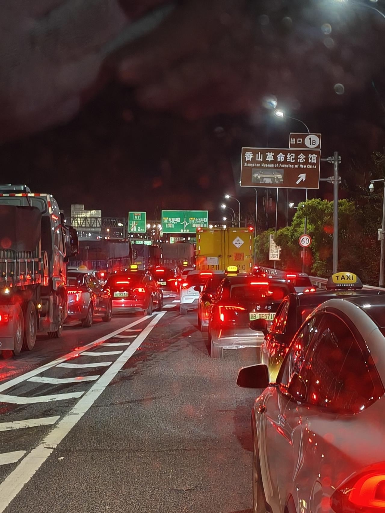 这个地方居然能堵车，真是不可思议。
外环路，六环路还能堵车不可飞呀，怎么回事？