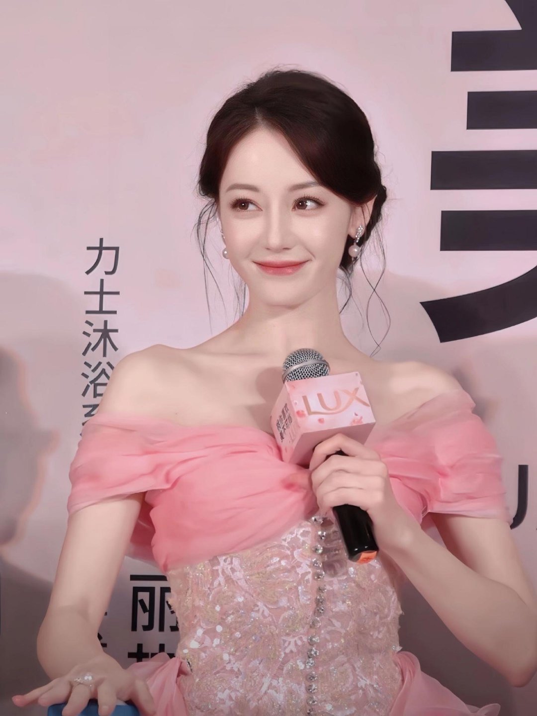迪丽热巴0603生日快乐 dlrb 今天星期巴 dlrb 迪丽热巴你的眼中像是一