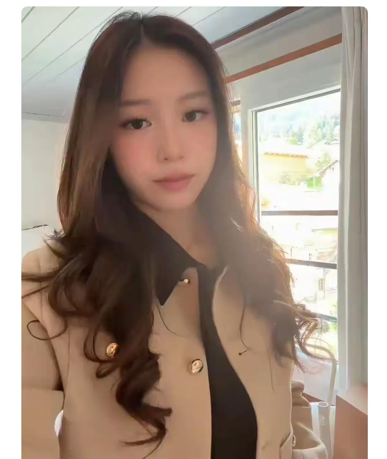 16岁小四月的近照曝光，完全遗传了明星妈妈的优点。

皮肤白皙，眼睛大，长长的睫