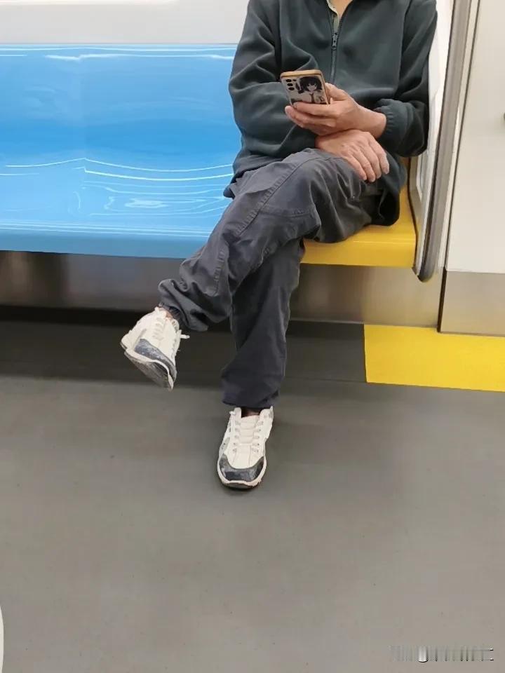 现在地铁里就没有什么人。
关键是现在他应该也是一个下班的点儿啊。
难道现在很多人