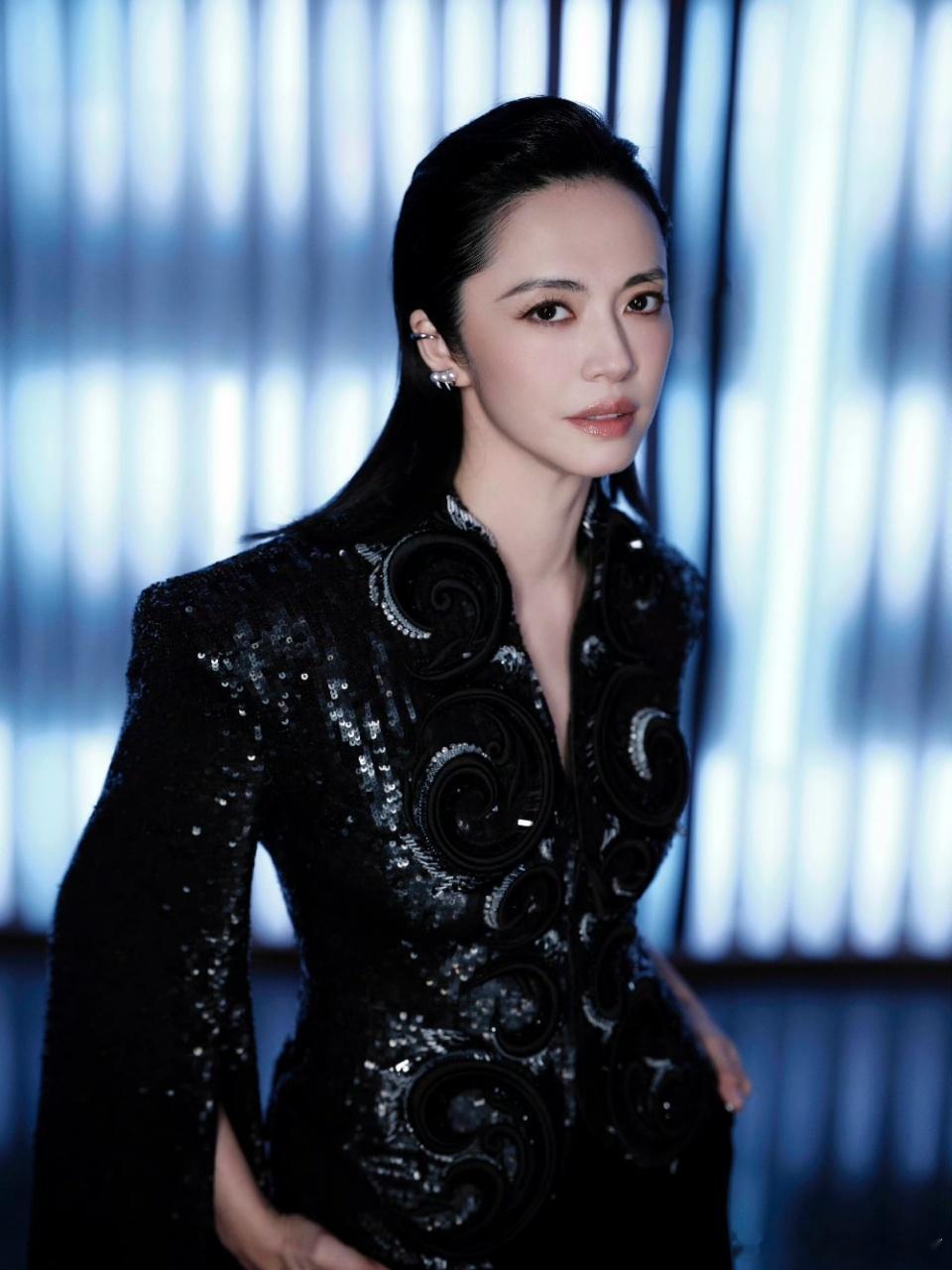 姚晨话剧非穷尽列举一部剧好不好看先看剧本，再看导演，三看演员。这部《非穷尽列举》