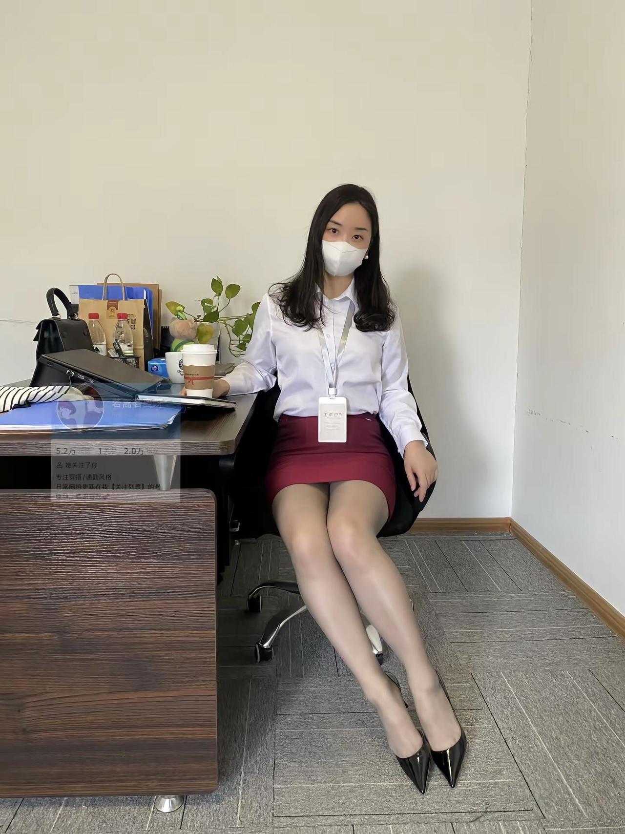 打工人的工位碎片✨。普通打工人的一天衬衫和红裙，是今天的职场答案。 职场ootd