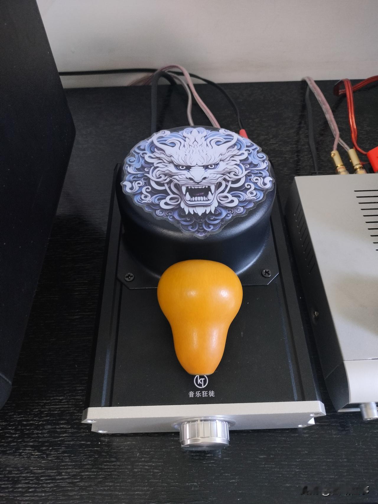 最好的桌面功放，音质非常棒的，搭棚线路，功率不大，但是带动一对桌面箱够了，高音低