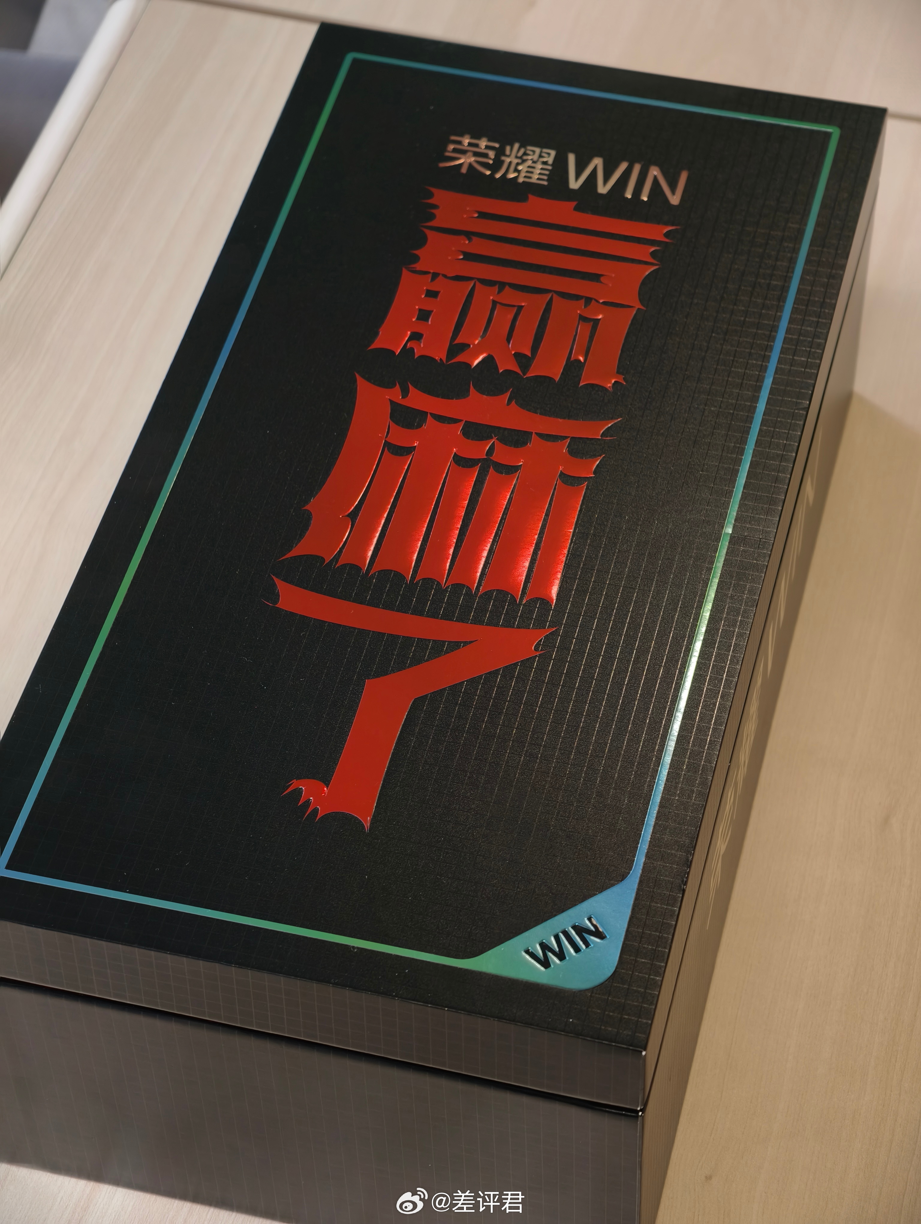 本来以为这么大一快递是啥，打开一看是荣耀 WIN 系列新机邀请函，三大罐辣的锅巴