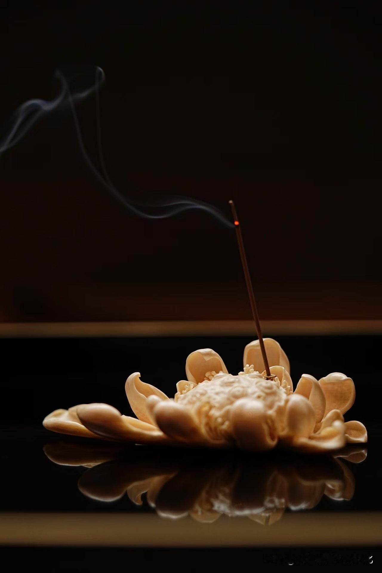 有些器物，不争香，却让空间慢下来。

这一枚猛犸莲韵香插，白润温和，像光落在水面