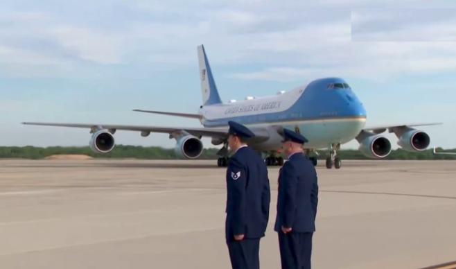 画虎不成反类犬，空军一号抵美后效仿中方仪仗接机，结果两名“仪仗兵”松垮无神，被吐