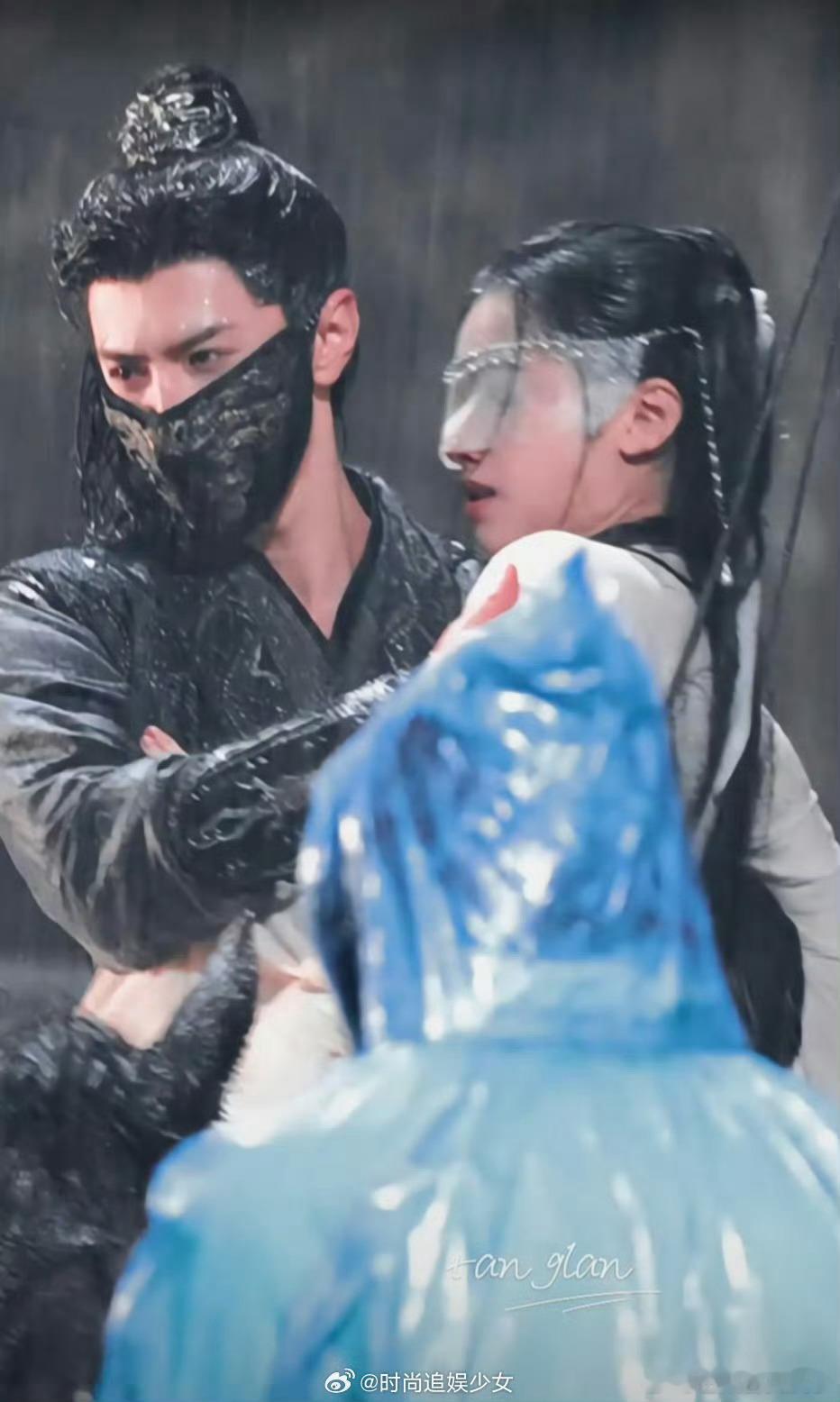 一个专门挡嘴。一个挡眼镜？？？这是在干嘛[衰][衰] 