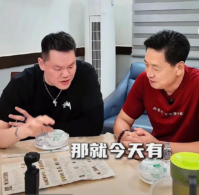 李春江去体会“吃播总经理”的下班快乐，跟杜锋到处督战不同，这师徒被粉丝围堵

朱