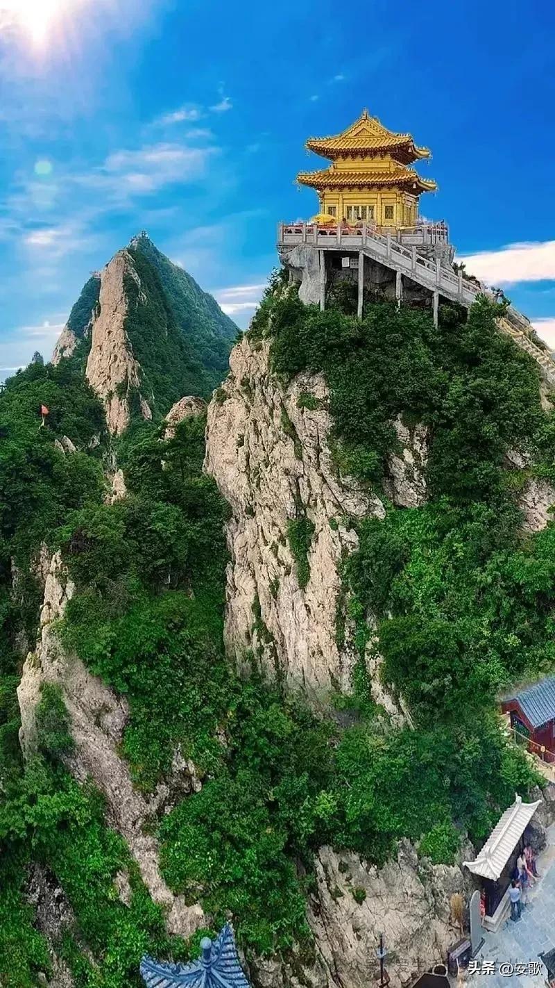 上联:明月千年照碧海
下联:清风万里拂苍山
横批:山海同辉