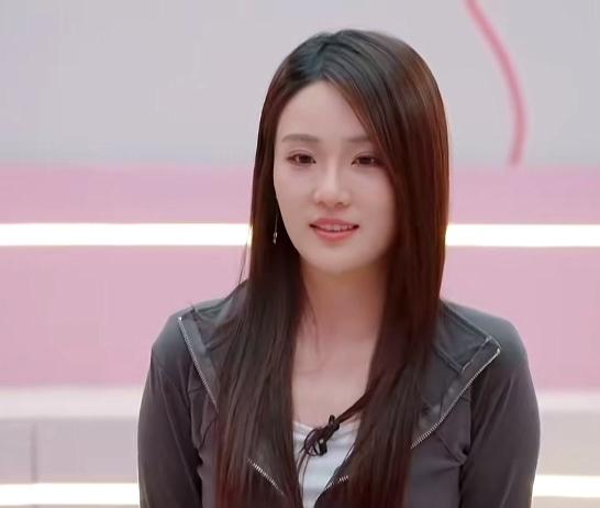 张凯丽女儿张可盈，小牌大耍！
娱乐圈耍大牌的明星很多，名声和地位高了难免会有高人