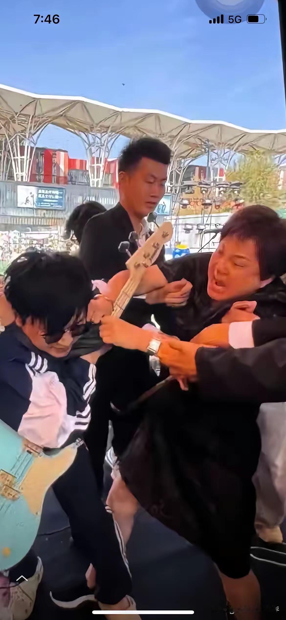 万万没想到，赖文峰可能是史上最大的接盘侠！近期，楚铃母亲带人殴打她的前男友夏齐宣