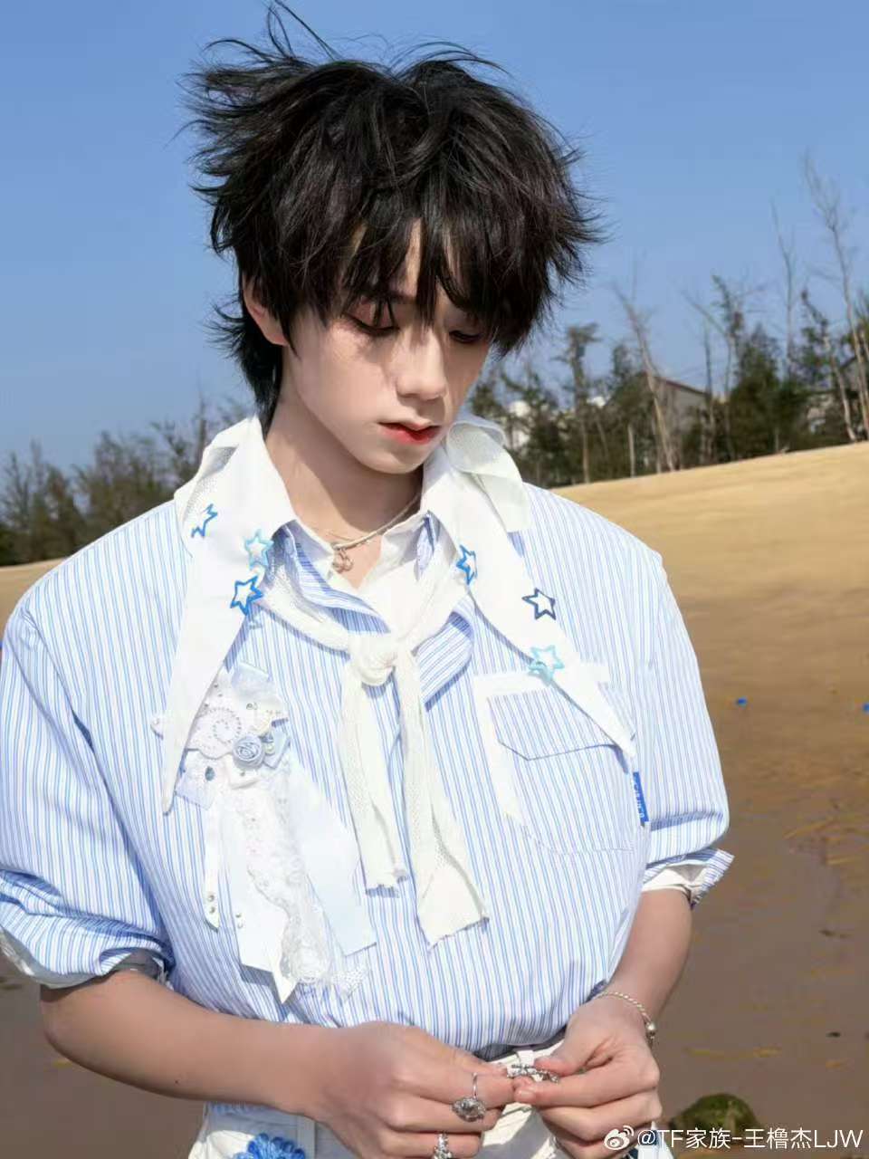 王橹杰少年最初的赤忱 王橹杰迎着海风肆意奔跑 王橹杰迎着海风肆意奔跑~ 