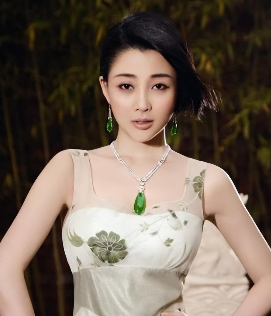 [微风]当年，殷桃在富豪孙东海的疯狂追求下，成为了他的女人，没想到孙东海又惦记上