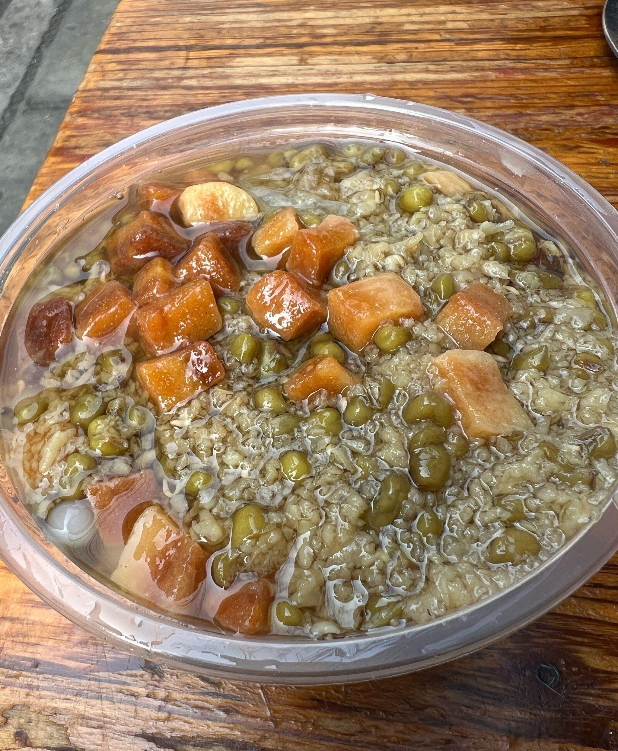 一家卖冰粉和小吃的店，居然可以在一个地方开20多年！这碗绿豆冰粉满满的料才7块。