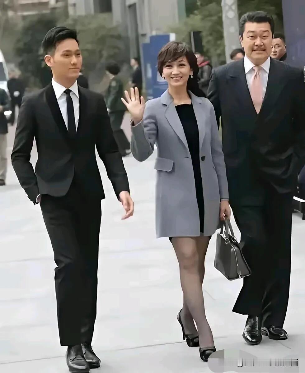赵雅芝一家三口的同框合影，真温馨幸福呀。赵雅芝本人好漂亮，长得雍容华贵，国泰民安