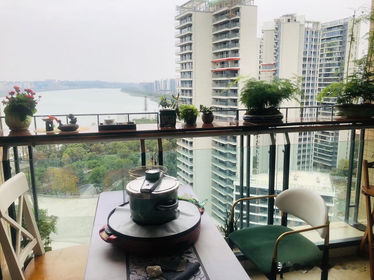 在城市的高楼间，窗台上的绿意就像喧嚣中的宁静港湾。就像武汉市蔡甸区那大厦里，窗台