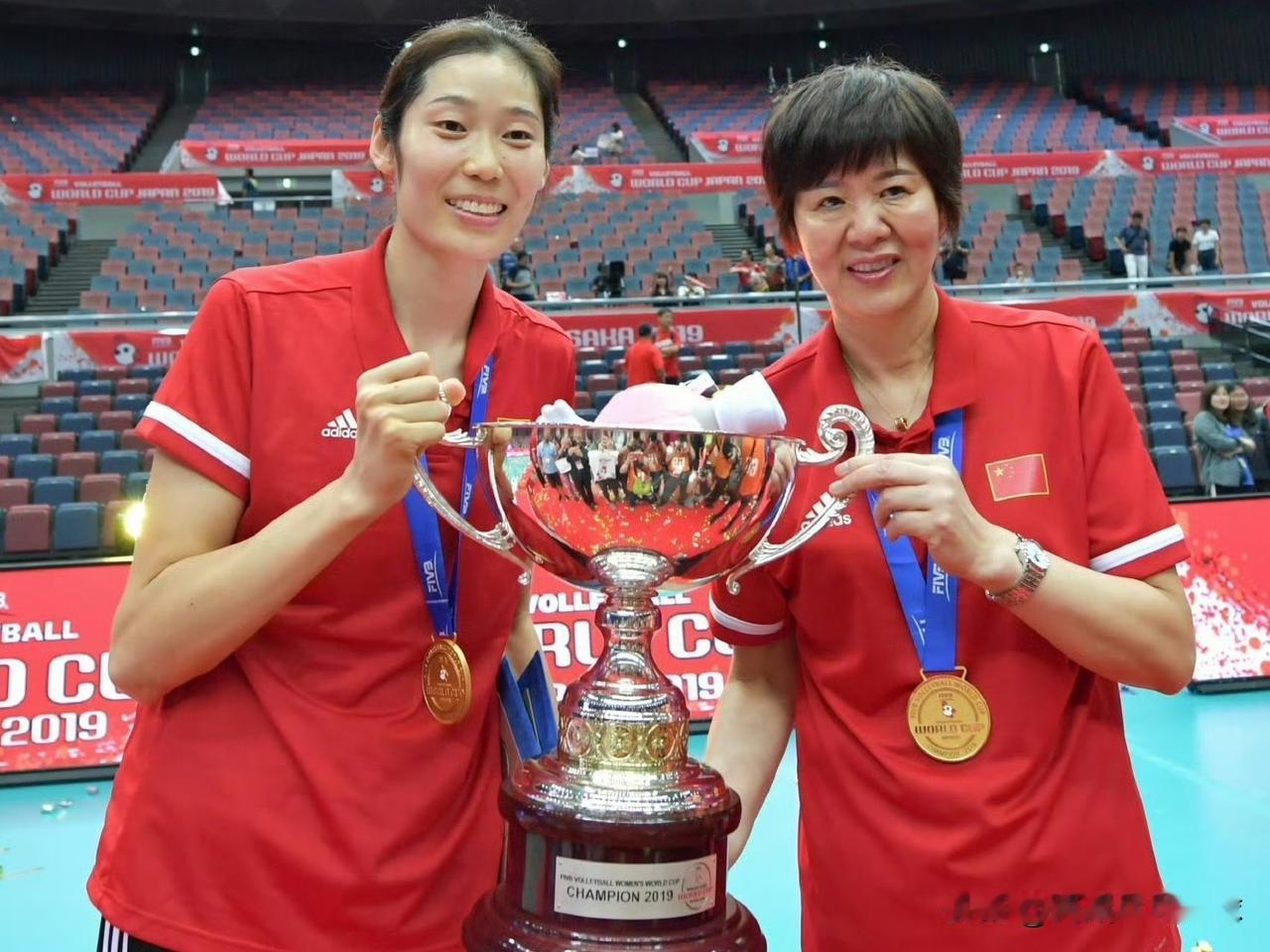 中国女排陷入困境，期望朱婷回归算是道德绑架吗？

李盈莹、吴梦洁这两位主攻均伤病