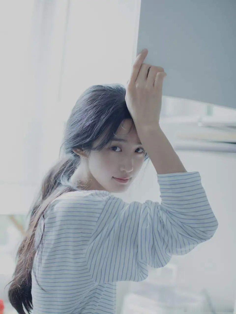 卢昱晓这套写真拍的很好，很文艺、很清新！ 