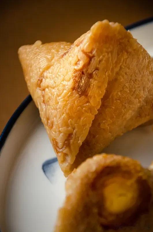 你更爱甜粽子还是咸粽子端午一到，甜咸粽子的小争论又来啦。甜粽裹着蜜枣、豆沙，糯米