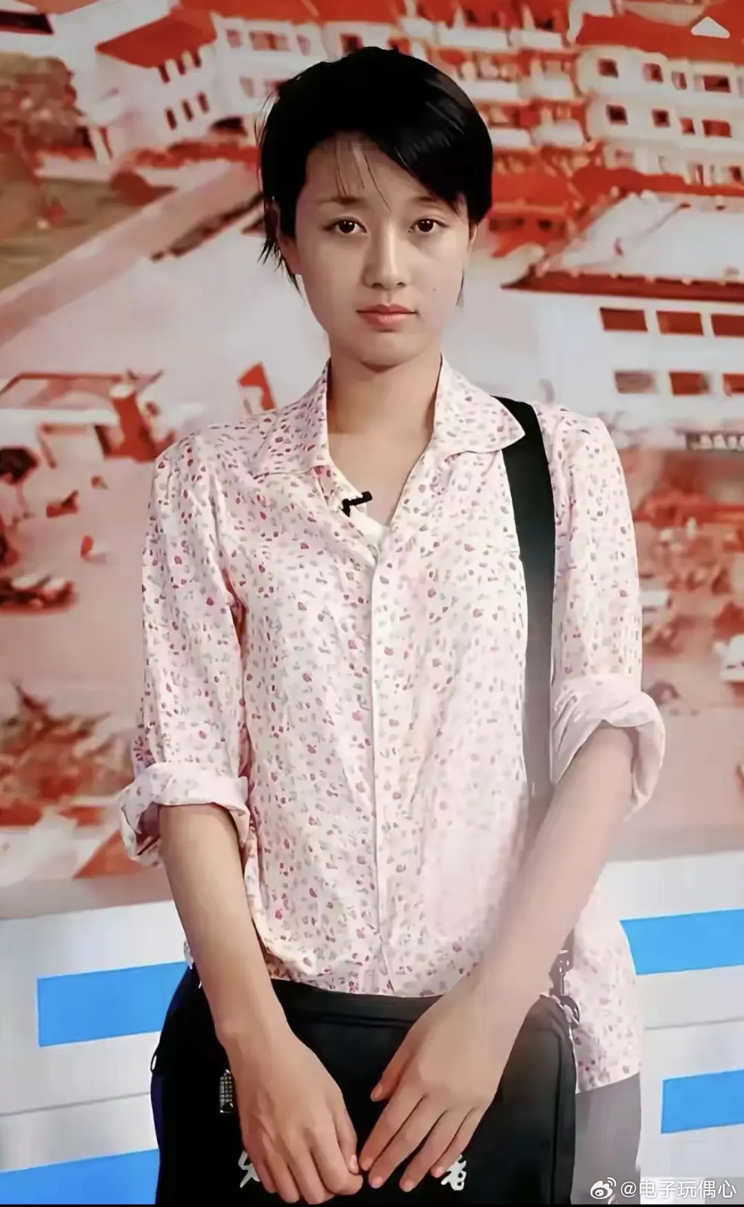 马伊利上学时照片！那时20多岁左右，满是青春的鲜活与灵动 