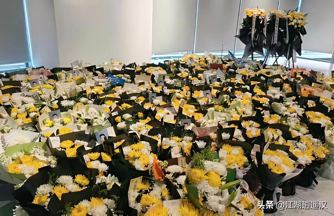看到张雪峰公司楼下摆满鲜花，真的破防了。鲜花从来不会说谎，这是无数被他点亮过人生