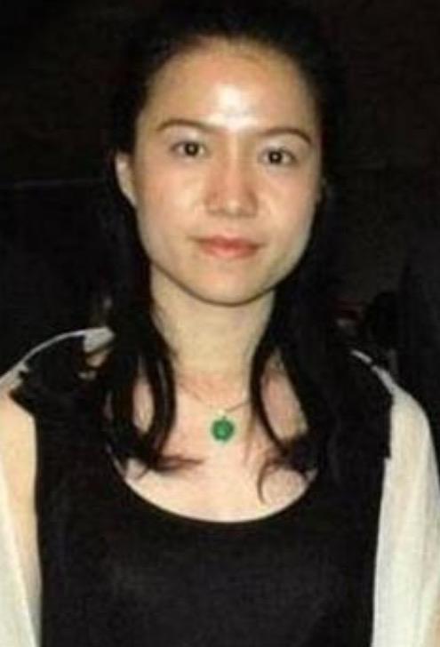 看到网友分享了翁帆近况
带着母亲在新疆旅游，看状态已经走出了杨振宁去世的阴影
她