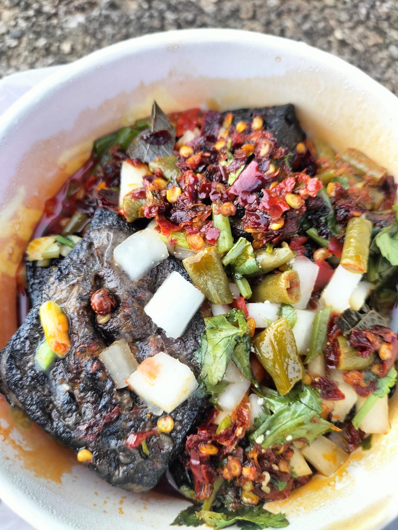 长沙臭豆腐10元钱8个，今天我到街上买了豆腐，是经过了一个路边摊，上面写着长沙臭