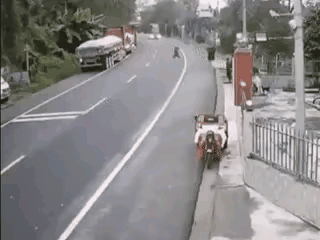 停路边的货车是不是得担一点责任了