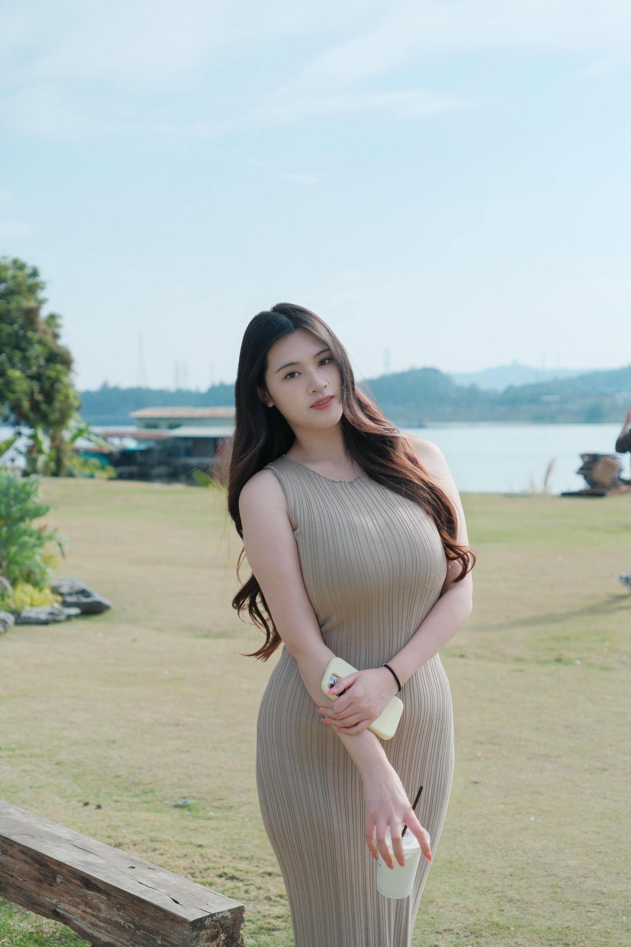 『半窗月痕·临江仙·湖堤晴影』
 
晴日铺茵湖岸软，青杉叠影摇风。浅罗裁就玉玲珑