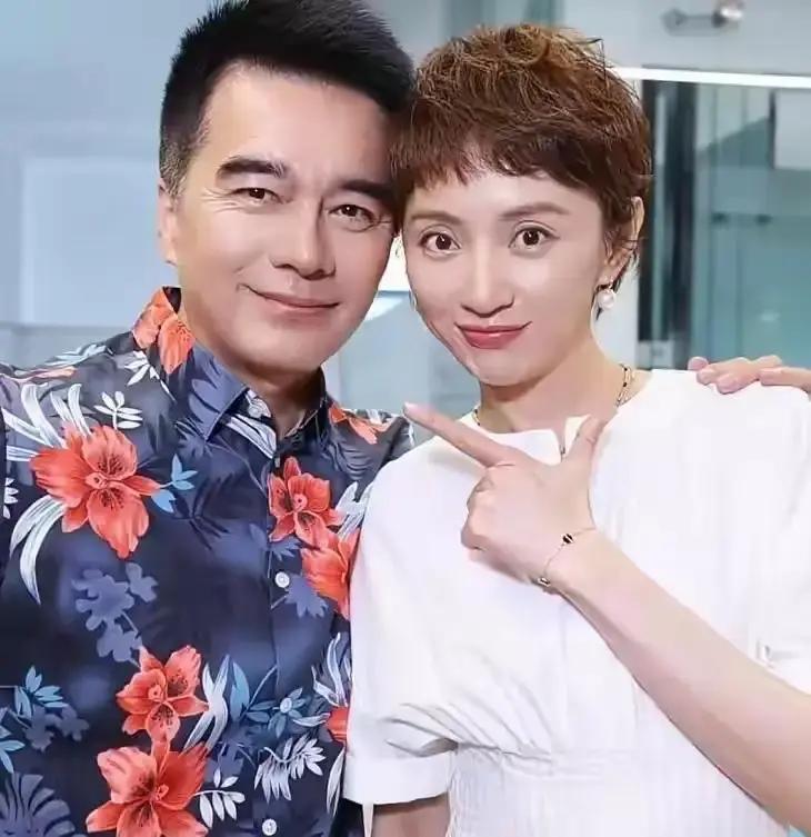 许亚军和何晴那一段婚姻挺可惜的。2003年结婚，2005年就离了。两人都是事业强