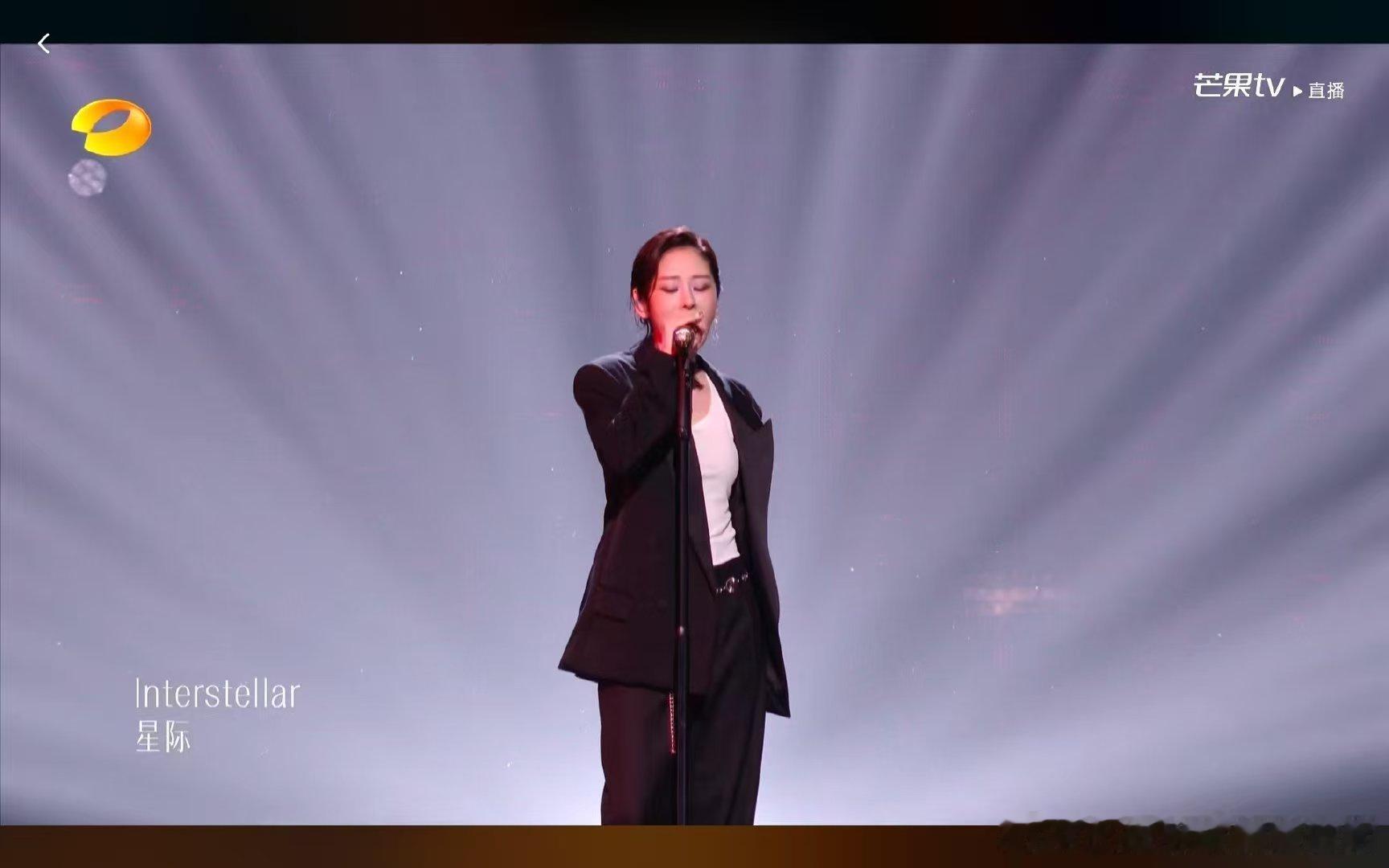 歌手直播张碧晨真好听 沉浸式的舞台演绎极具水准，一字一句饱含心意，动人歌声深深触