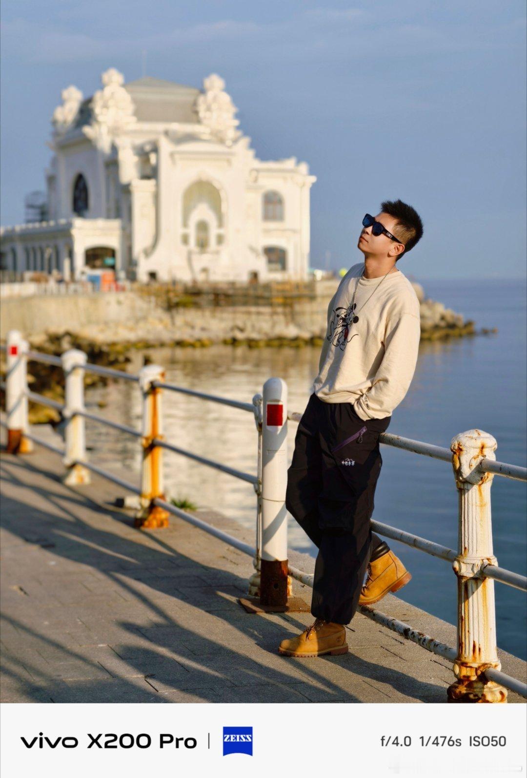 海边漫步，继续露一小脸儿[笑而不语]贼喜欢你们夸我帅[doge]  ​​​