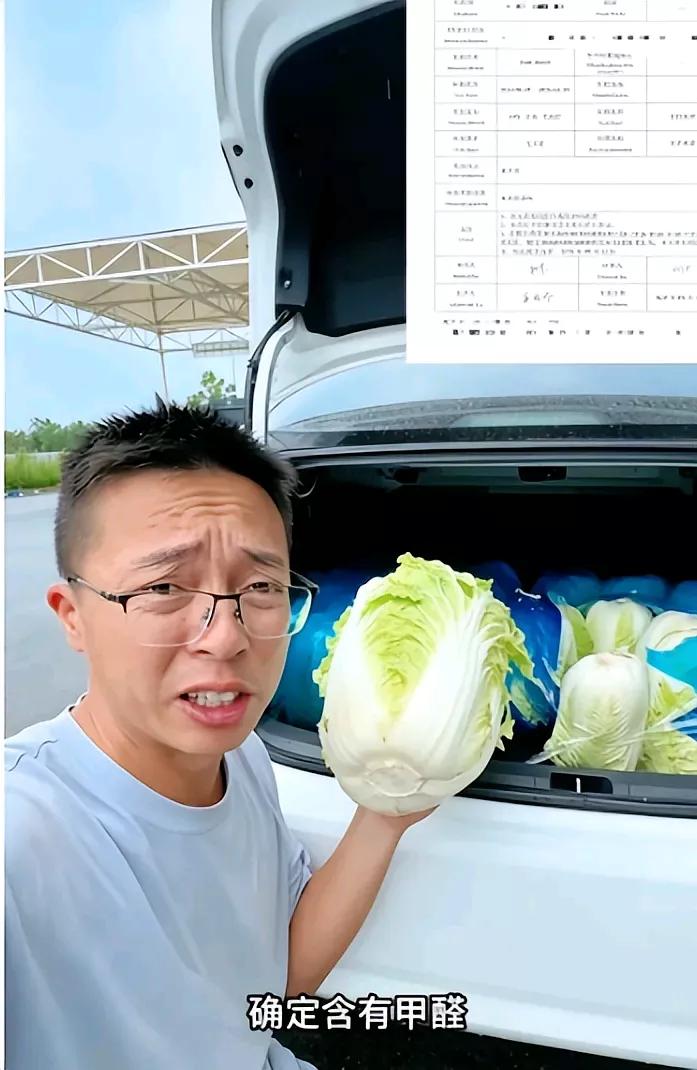 这位兄弟来自湖北，一开始，他就是钓钓鱼，顺手捡捡河边的垃圾，想让水边干净一点。时