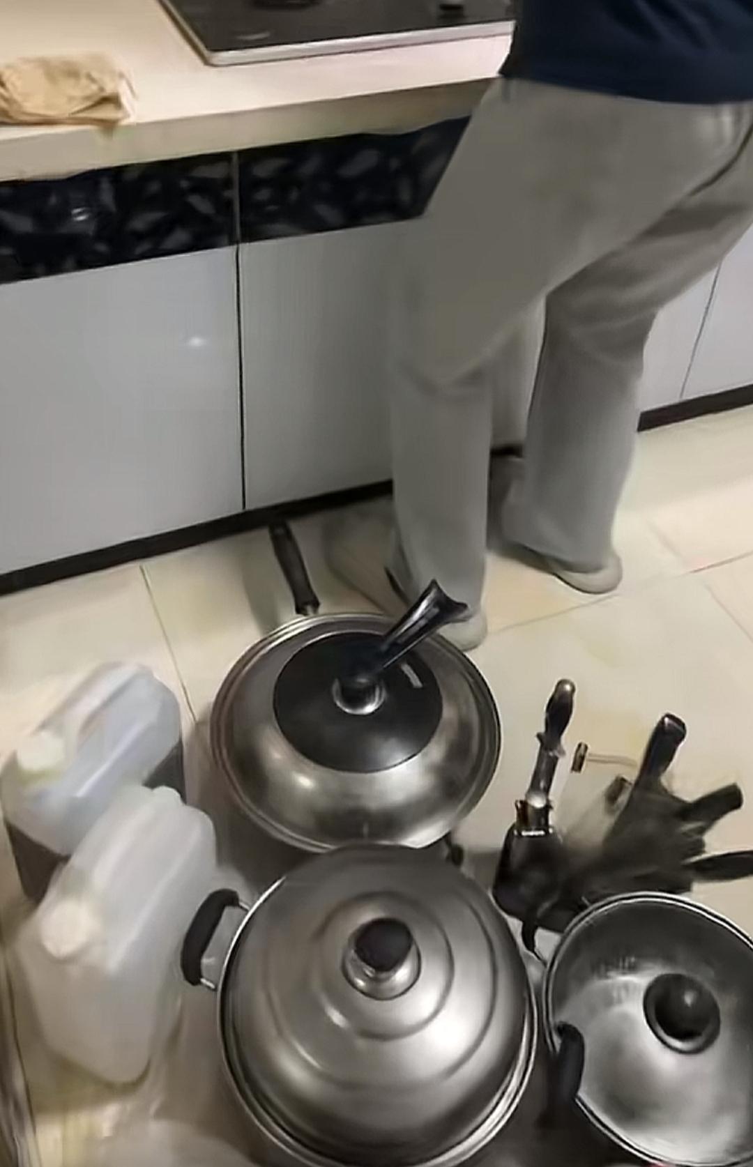 参加完高考的一男孩子给家里打扫卫生，被一些网友心疼的直哭。她的理由是小时候干活太