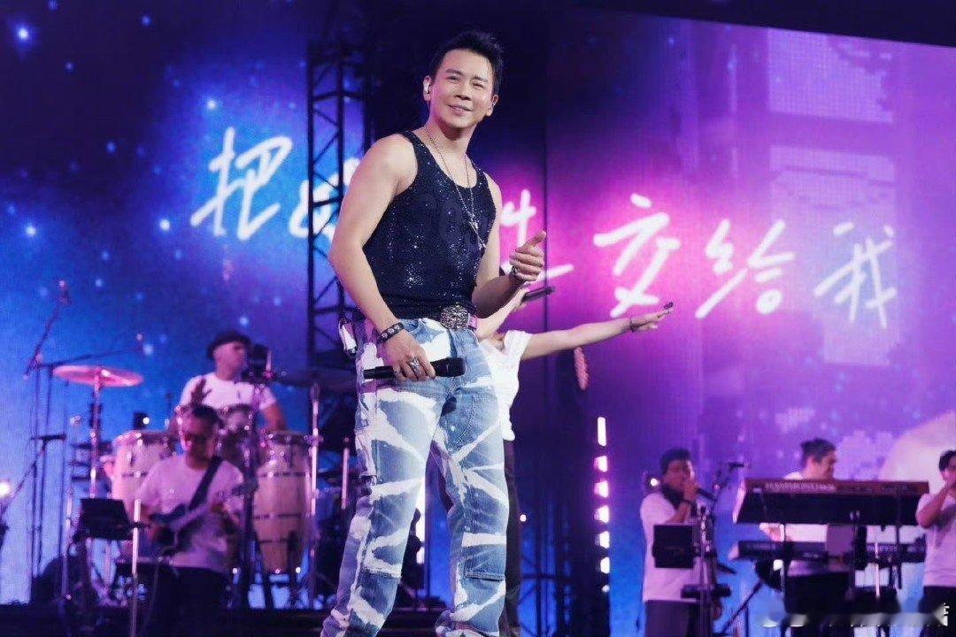 陶喆说你们三位关系好复杂陶喆在现场，一瞅三位观众关系微妙，瞬间化身吃瓜群众，开启