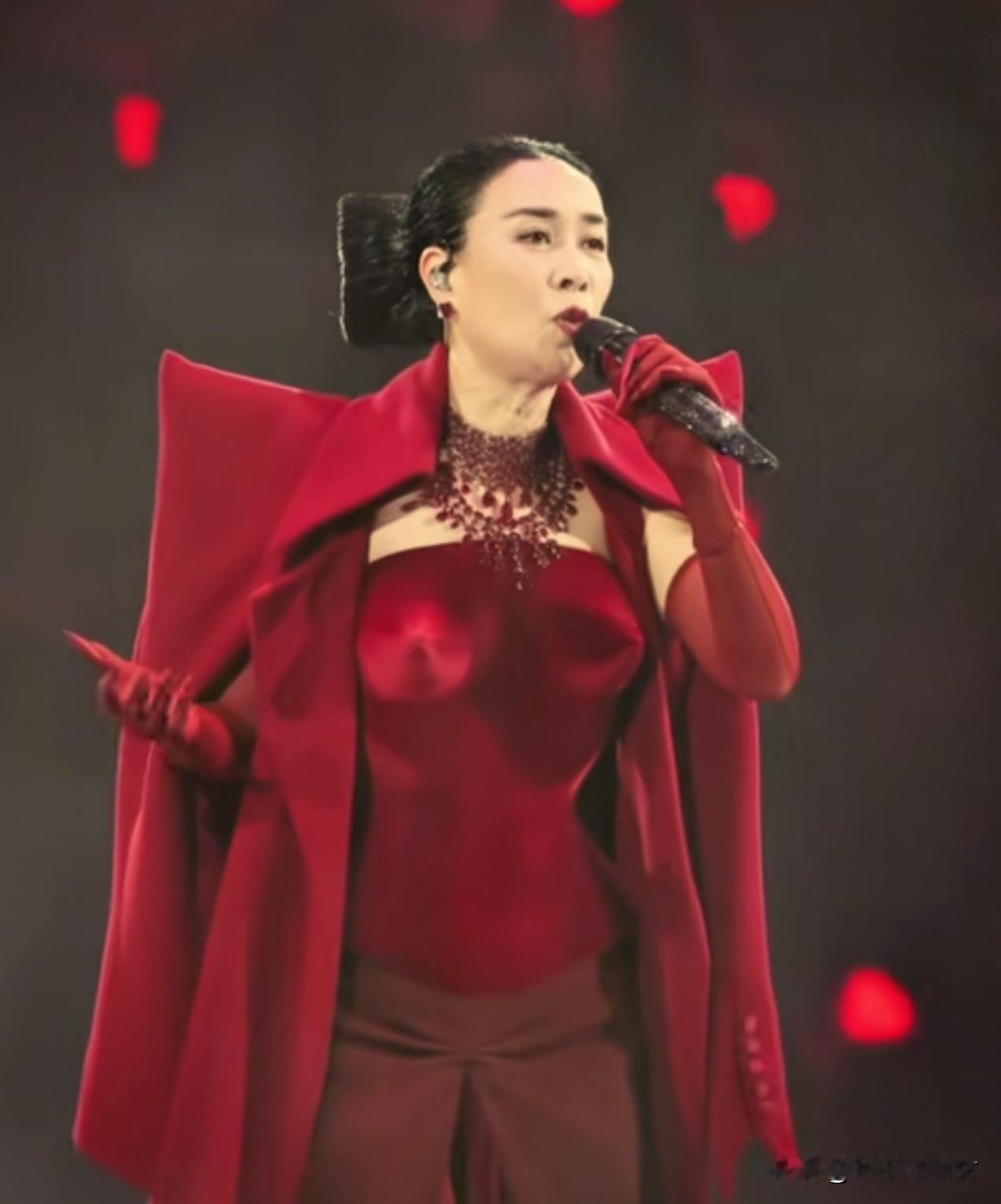 明眼人都能看出来，
那英时隔12年回北京开演唱会，
只有一个原因，那就是她要兑现
